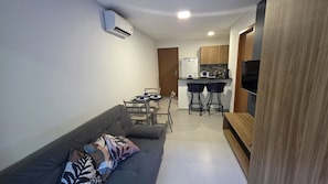 Apartamento família | Sala de estar | TV de tela plana