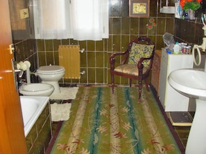 Dortoir Partagé, 1 chambre, fumeurs, balcon | Salle de bain