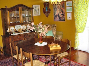 Dortoir Partagé, 1 chambre, fumeurs, balcon | Salle à manger