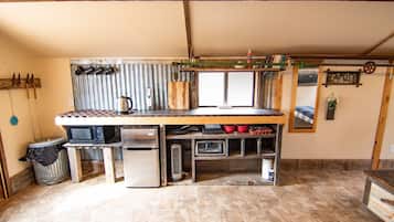 Micro-ondes, grille-pain, batterie de cuisine, vaisselle et ustensiles