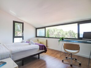 3 室のベッドルーム、アイロン / アイロン台、WiFi (無料)、ベッドシーツ