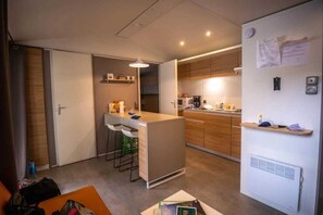 Kühlschrank, Mikrowelle, Herdplatte