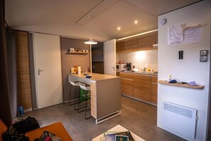 Unclassified image, 5 of 17, button