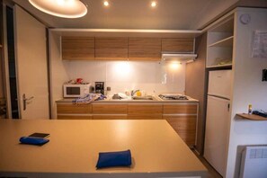 Fridge, microwave, stovetop - Camping 4 étoiles - Piscine - ccbabha (Aramits)