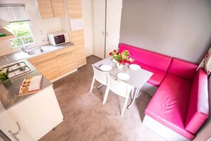 Fridge, microwave, stovetop