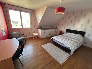4 bedrooms, iron/ironing board, WiFi, bed sheets - Ideally located in the heart of Crozon in a quiet area (Crozon)