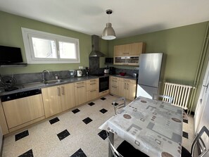 Fridge, microwave, oven, stovetop - Ideally located in the heart of Crozon in a quiet area (Crozon)