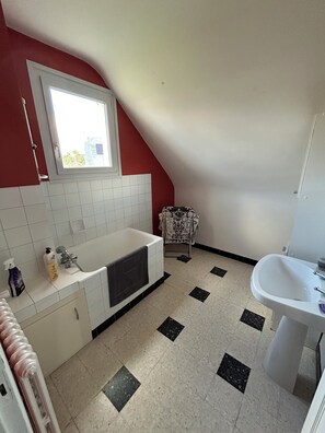 Shower, hair dryer, towels, soap - Ideally located in the heart of Crozon in a quiet area (Crozon)
