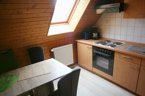 Kühlschrank, Mikrowelle, Wasserkocher mit Kaffee-/Teezubehör, Toaster