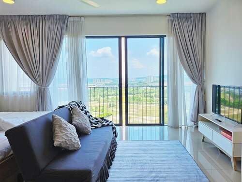 Minimalist studio with swimming pool fitness room, WiFi in superb Setia Alam