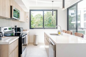 Fridge, microwave, oven, stovetop - Boutique Ocean View Retreat with Rooftop & Pool (Jaco)