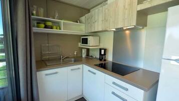 Een koelkast, een microgolfoven, een kookplaat