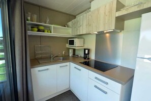 Fridge, microwave, stovetop