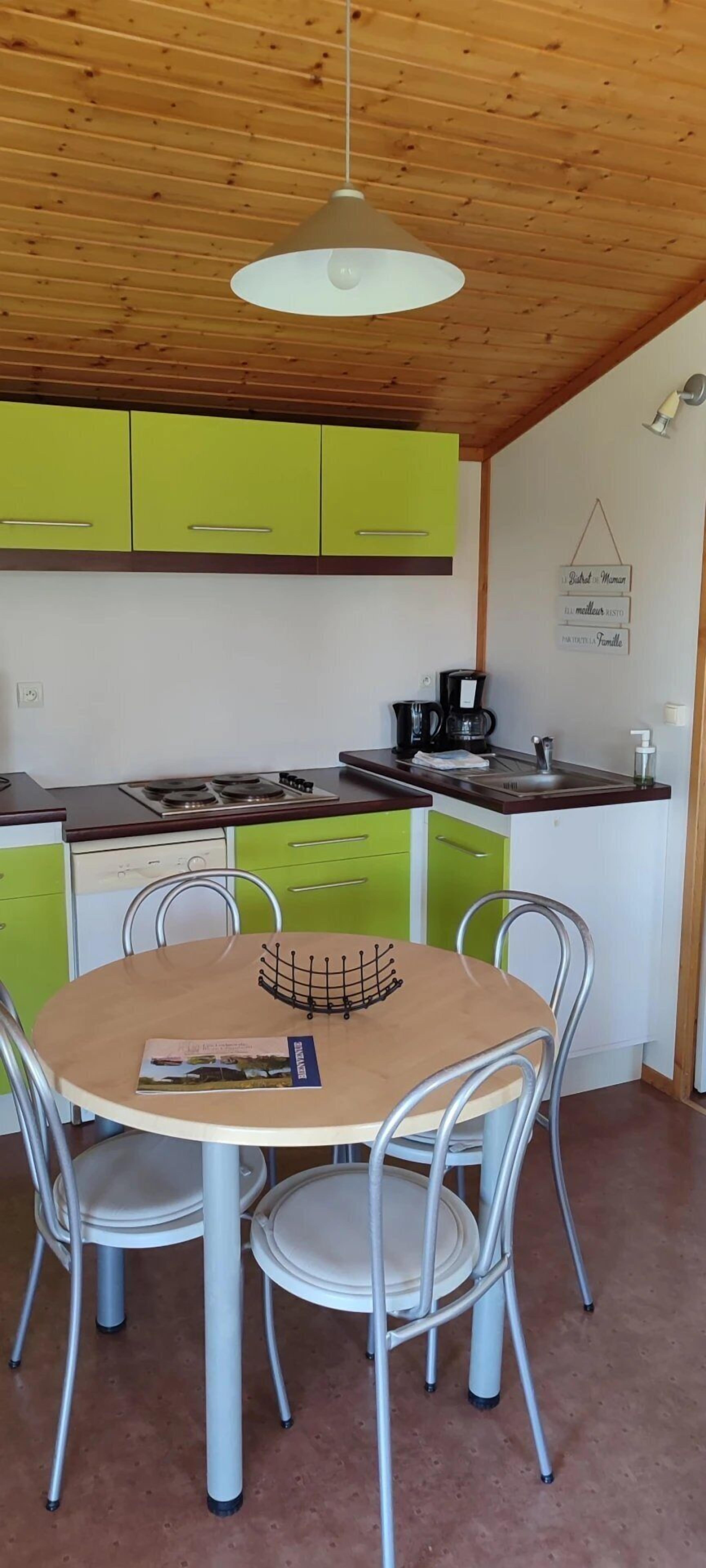 Een koelkast, een microgolfoven, een kookplaat, een vaatwasser