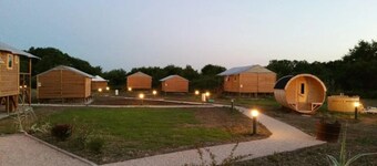 ZEcamping 3* piscine couverte club enfant sauna locatif TV LV BBQ 32m2