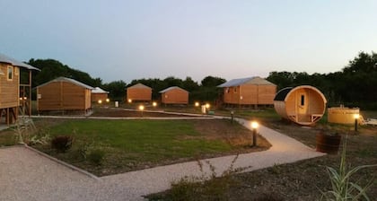 ZEcamping 3* piscine couverte club enfant sauna locatif TV LV BBQ 32m2