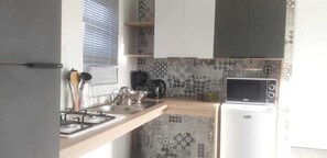 Réfrigérateur, micro-ondes, plaque de cuisson