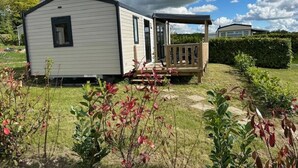 A mobile home with a porch and a small deck. - ZEcamping 3 étoiles familial piscine chauffée locatif TV BBQ 32m2 (Grand-Laviers)