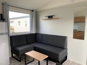 Una televisión, una mesa de tenis de mesa