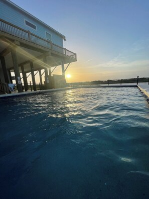 Et oppvarmet basseng