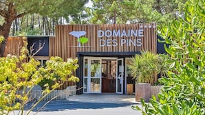 Un edificio con un letrero que dice "DOMAINE DES PINS".