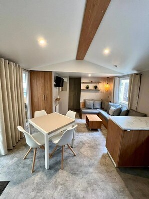 Unclassified image, 4 of 25, button