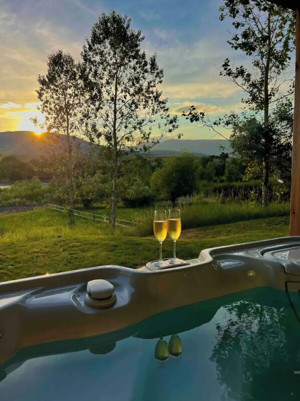 Outdoor spa tub - New! Angler's Run on the Yellowstone River (Livingston)