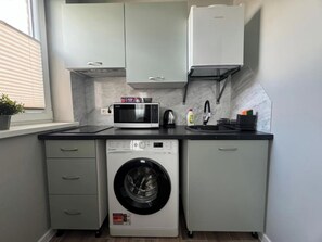 Room, 1 Bedroom, Smoking | Laundry