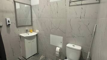 Room, 1 Bedroom, Smoking | Bathroom