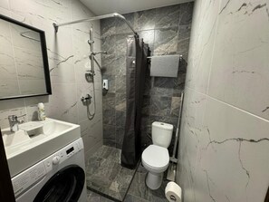 Habitación, 1 habitación, para fumadores, balcón | Amenidades de baño