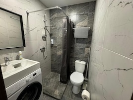 Quarto, 1 quarto, para fumantes, sacada | Comodidades do banheiro