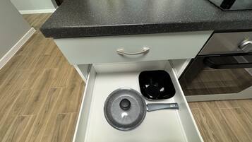 Room, 1 Bedroom, Smoking | Private kitchen