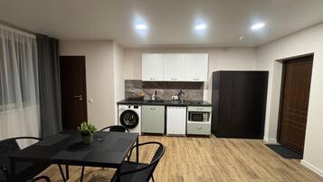 Room, 1 Bedroom, Smoking | Dining room