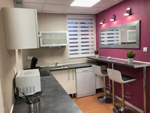 Fridge, microwave, stovetop, dishwasher