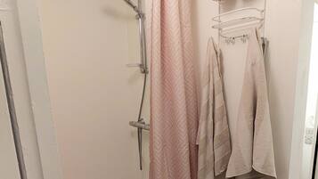 Douche, sèche-cheveux, serviettes fournies, savon