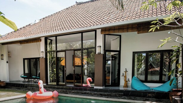 A modern house with a swimming pool, large windows, and a tiled roof. - Saga Villas Oasis - Stylish 2BR villa in excellent location (Bali)