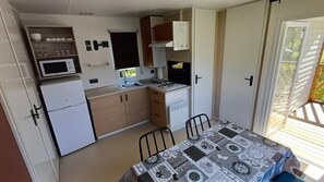 Een koelkast, een magnetron, een kookplaat