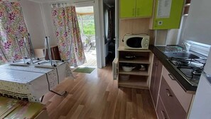 Geladeira, micro-ondas, cooktop