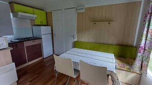 Geladeira, micro-ondas, cooktop