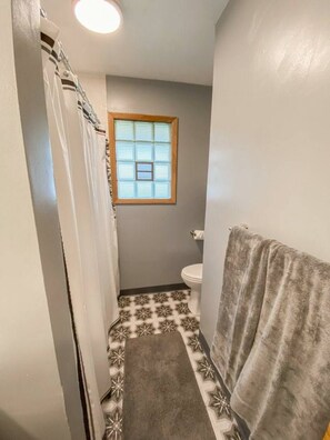 Hair dryer, towels, soap, toilet paper - North Main Manor - Walking Distance to the Fair (Hutchinson)