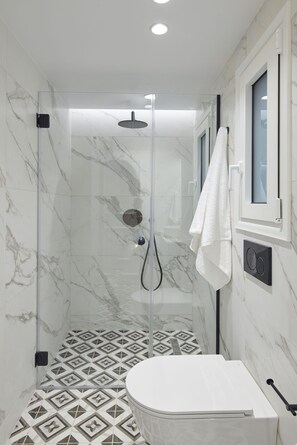 Shower, hair dryer, towels - The Athenian Elegant Apartment in Kolonaki (Athina)