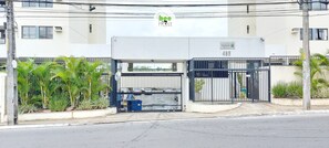 A gated entrance to a building with a sign indicating the number 488. - COITP0100 - Condomínio Mar de Itapuã (Salvador)