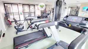 Ein Fitnessraum mit Laufbändern, einem Ergometer und einem Krafttrainingsgerät.