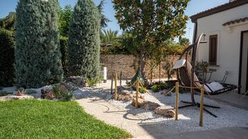 Luxury-Doppelzimmer, Gartenblick | Zimmersafe, Verdunkelungsvorhänge, schallisolierte Zimmer