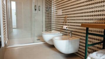 Asciugacapelli, accappatoio, bidet, asciugamani