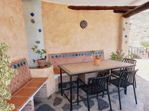 Outdoor dining - Truly unique and authentic family-town house with cave pool and amazing views. (Guájar-Faragüit)