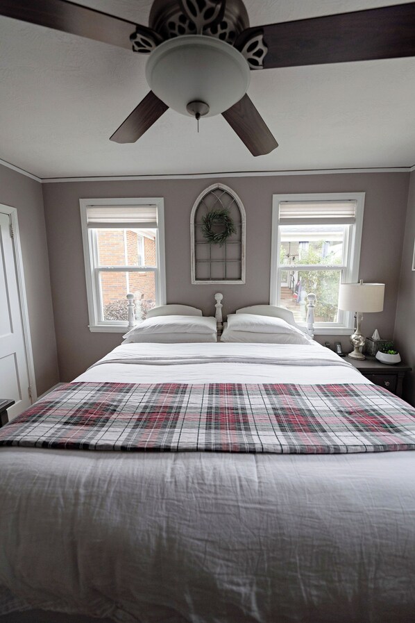 3 室のベッドルーム、アイロン / アイロン台、WiFi (無料)、ベッドシーツ