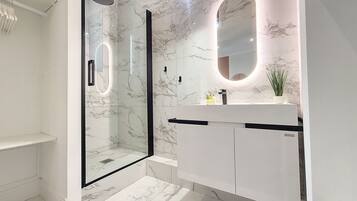 Douche, sĂšche-cheveux