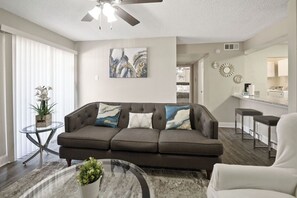 Smart TV, fireplace - I014 - Upgraded 2BD | Pool | DFW South 183/161 (Irving)