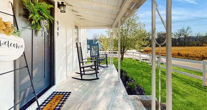 Peaceful farmhouse with Wi-Fi, fire pit, grill, W/D, and great location!